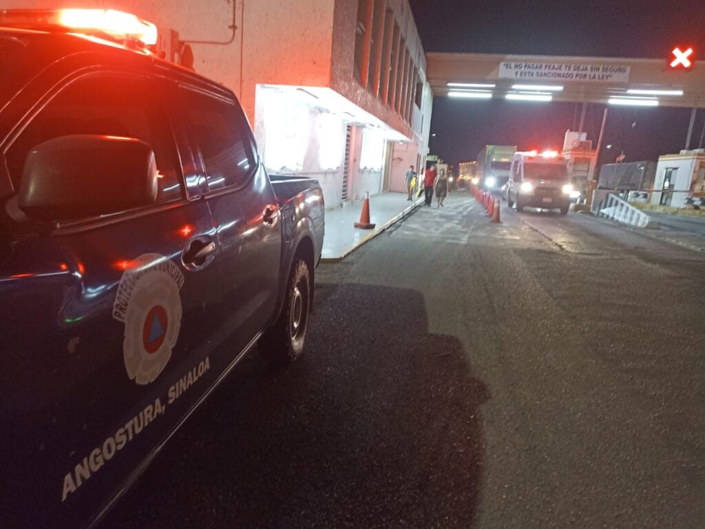 Un trailer que dispersó amoniaco en la caseta de Alhuey, Angostura, una ambulancia de la Cruz Roja y una camioneta de Protección Civil