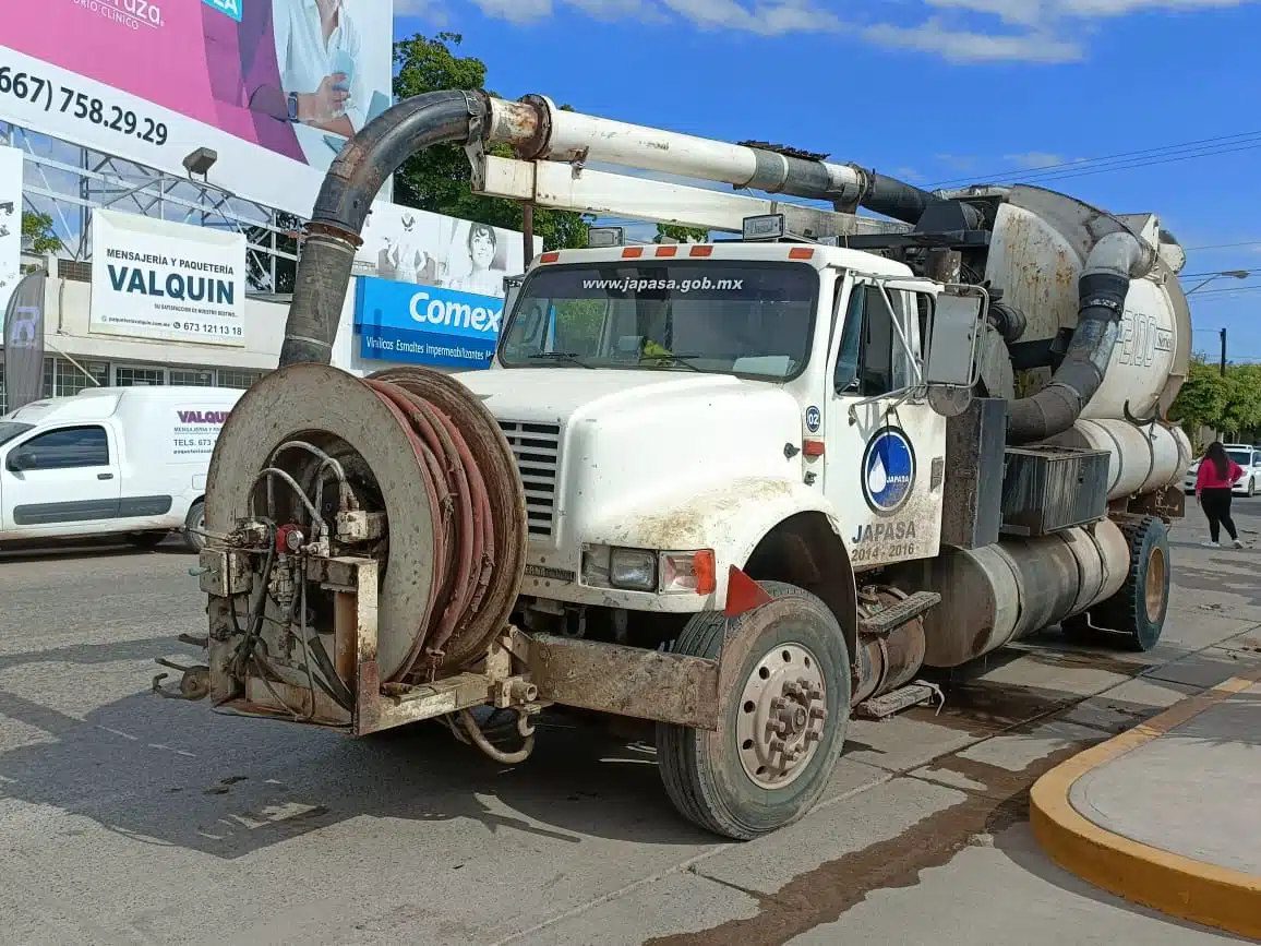 El camión tipo vactor propiedad de Japasa se impactó contra un vehículo.
