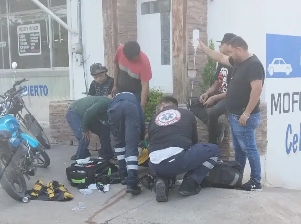 Elementos de rescate del Grupo Voluntario de Costa Rica llegaron al sitio y atendieron al motociclista.