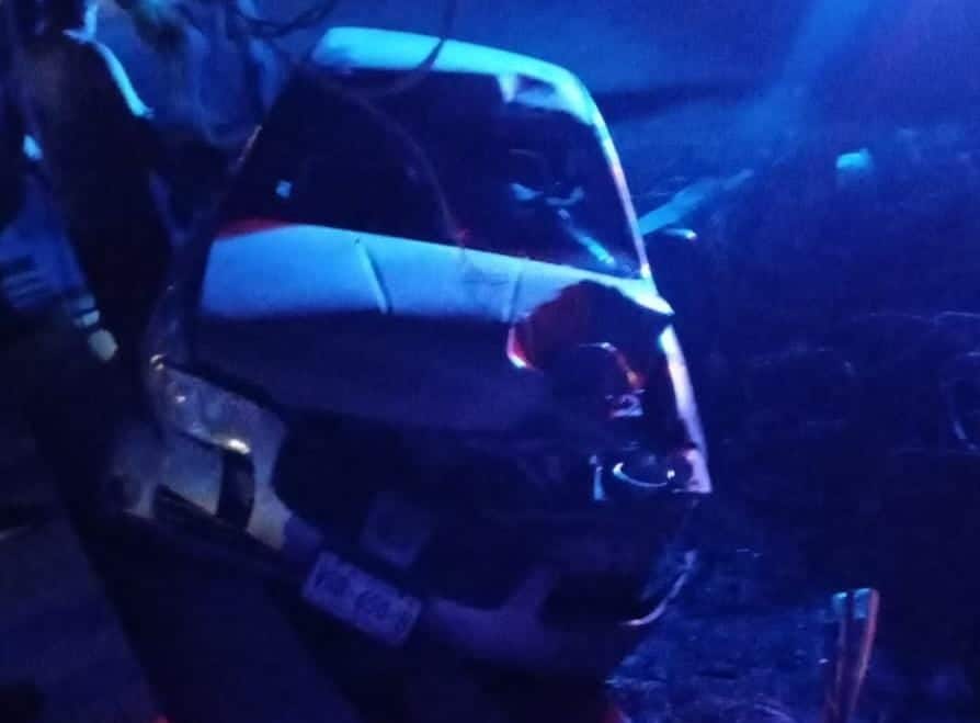 Los motociclistas se impactaron contra un automóvil Nissan.