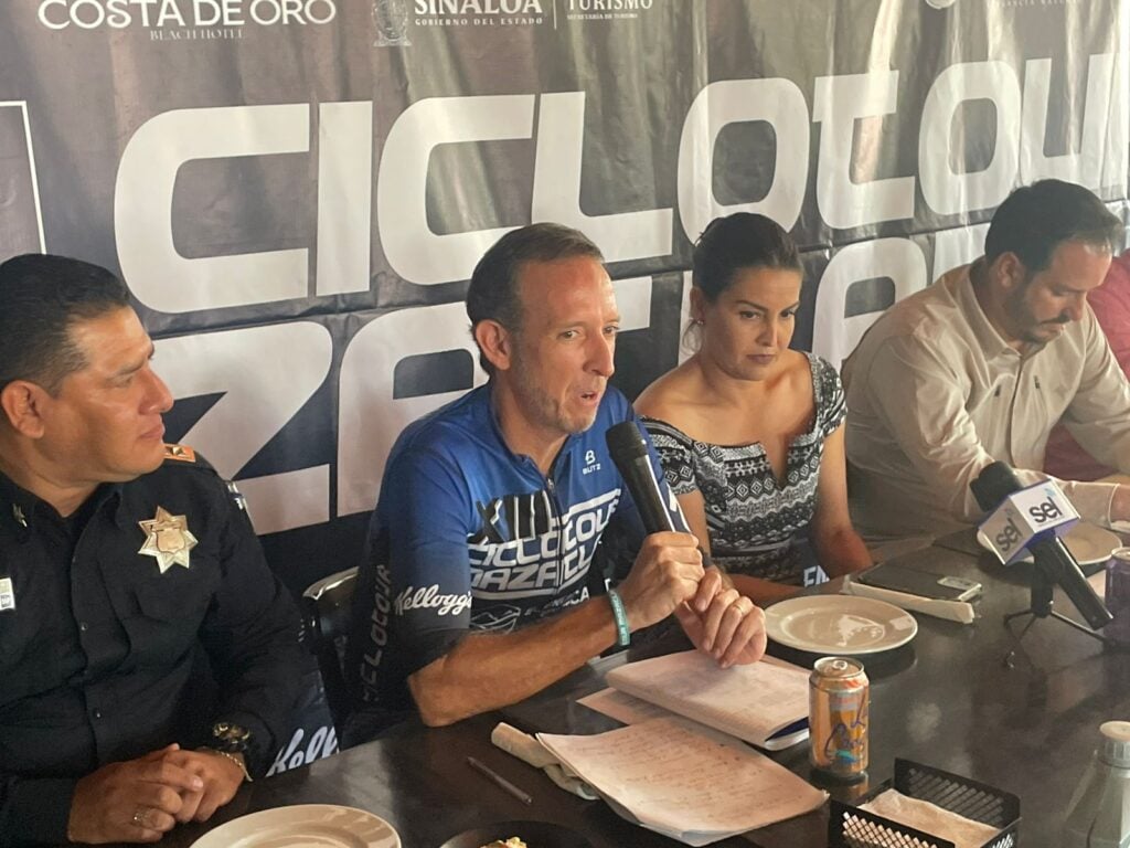 Personas en una conferencia de prensa con los medios de comunicación en Mazatlán