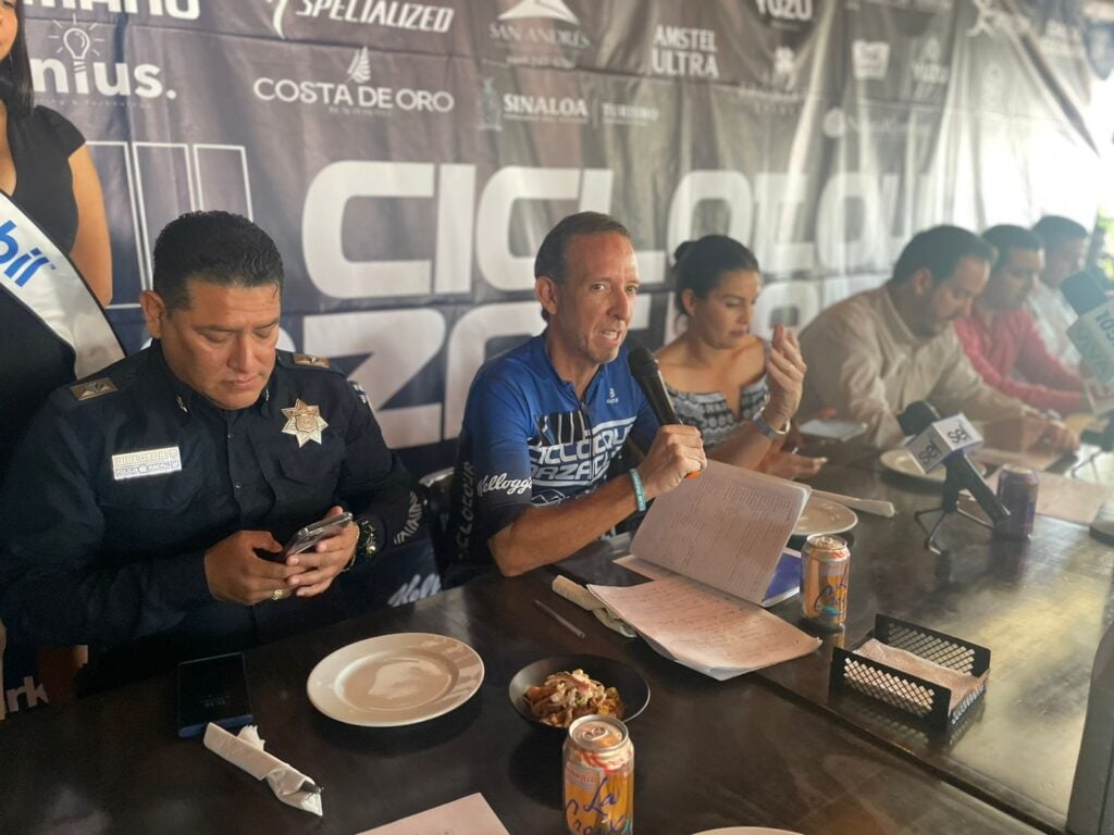 Personas en una conferencia de prensa con los medios de comunicación en Mazatlán