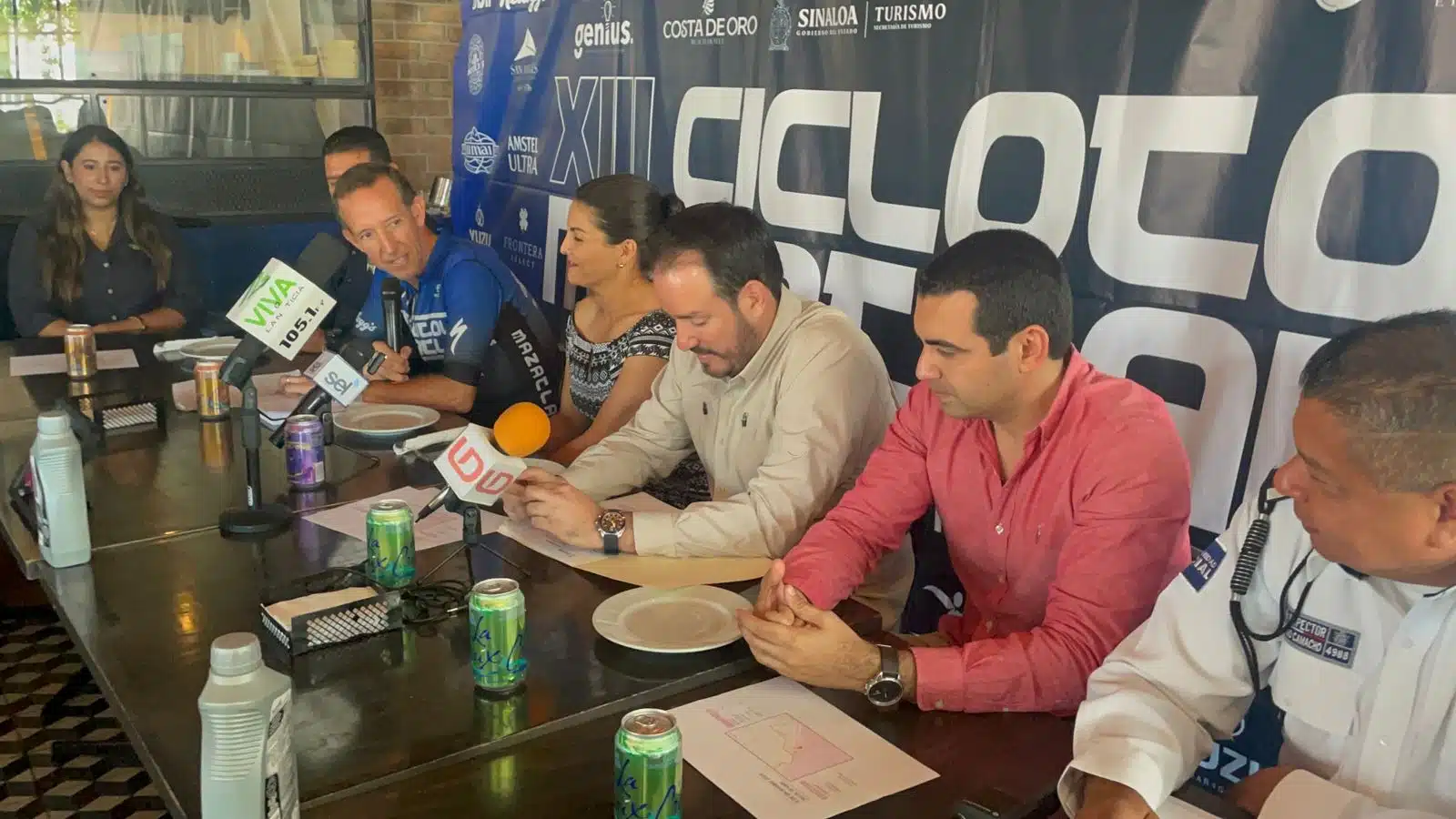 Personas en una conferencia de prensa con los medios de comunicación en Mazatlán