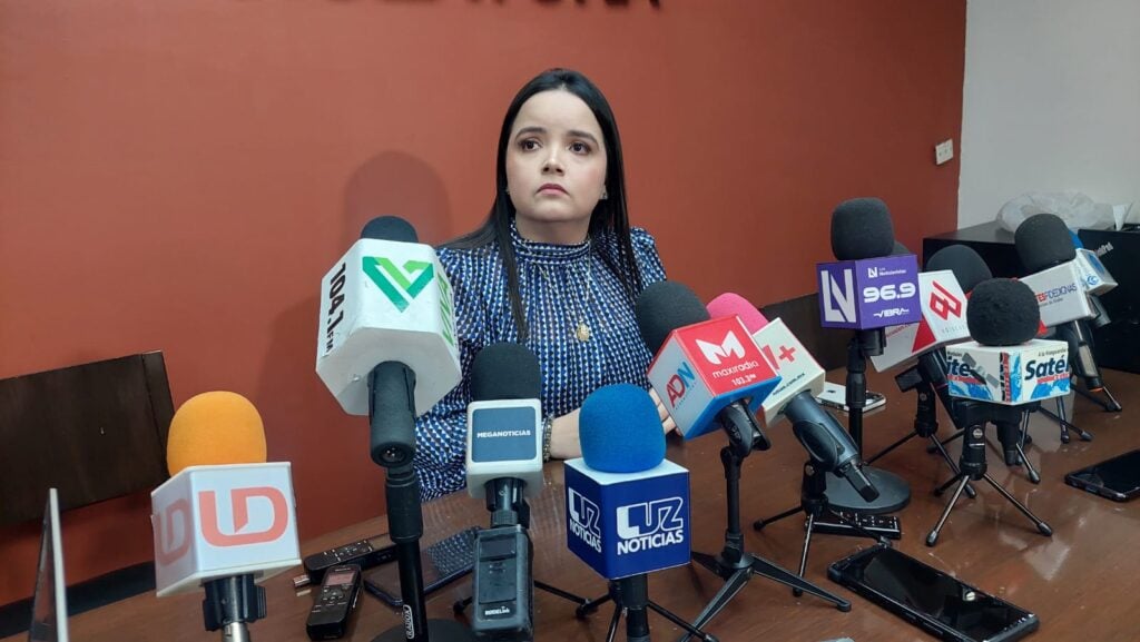 Cinthia Valenzuela en rueda de prensa