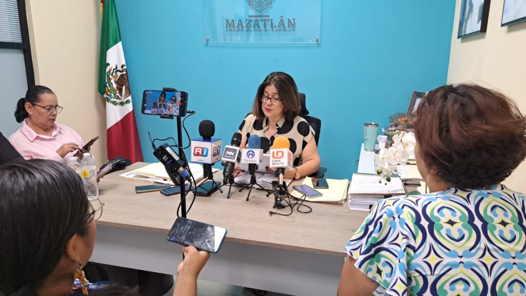 Claudia Magdalena Cárdenas Díaz con los medios de comunicación en Mazatlán