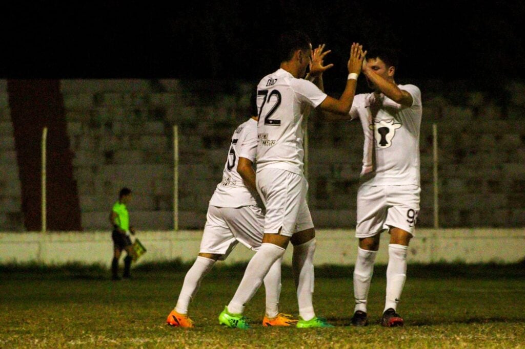 3 personas con el uniforme de un equipo de futbol en Guasave