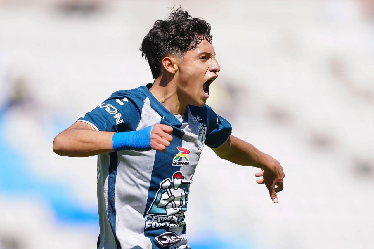 Una persona con uniforme de futbol del club Pachuca