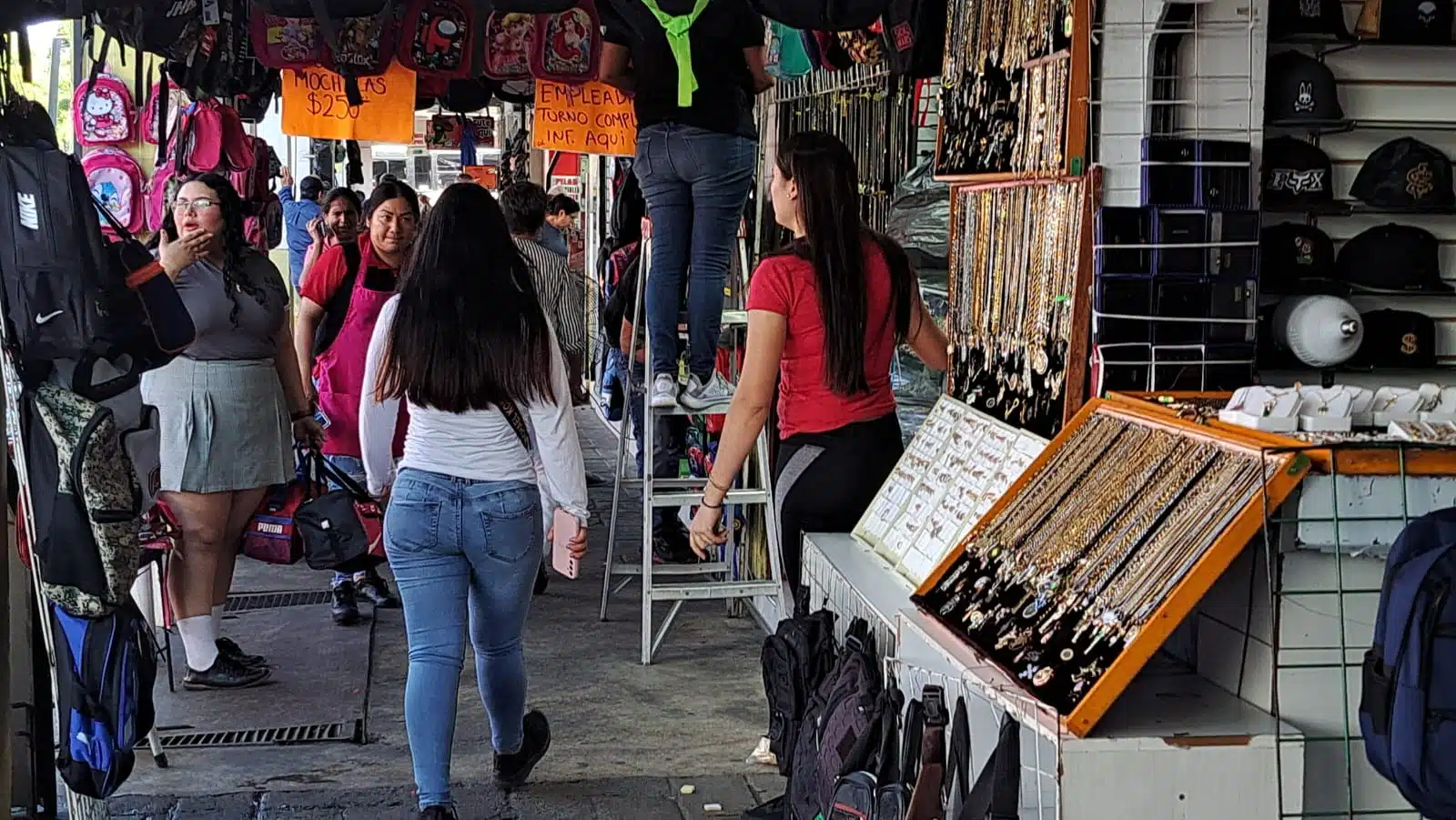 Puestos de comerciantes en centro de Culiacán