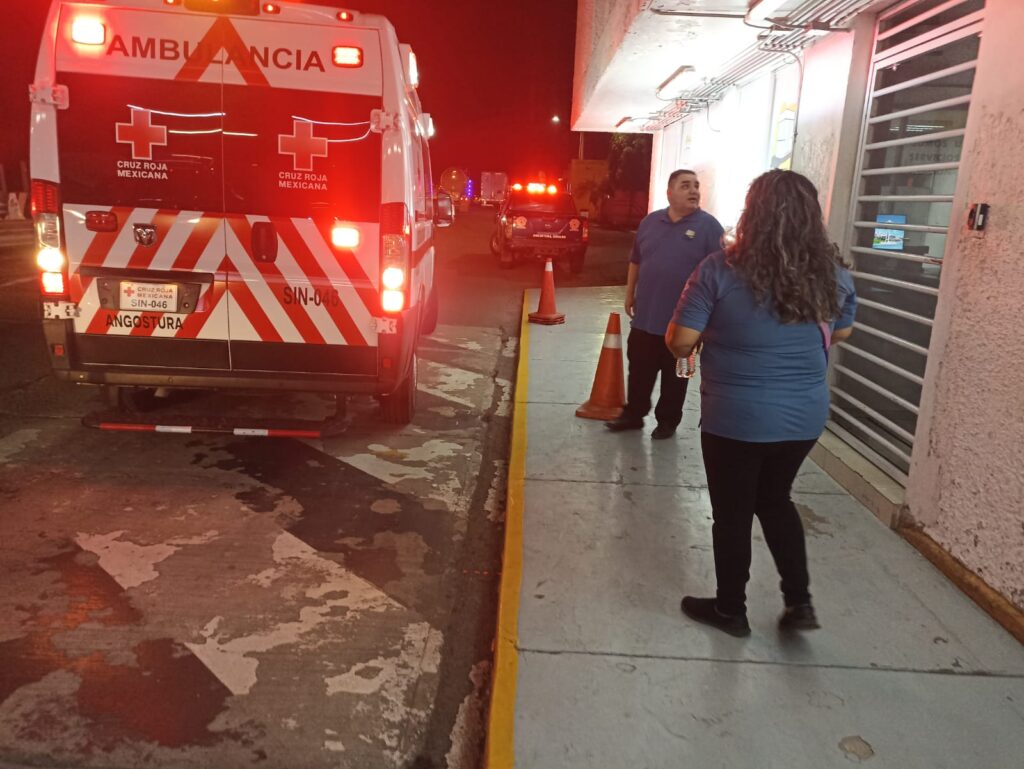 Ambulancia de la Cruz Roja en la caseta de Alhuey, Angostura