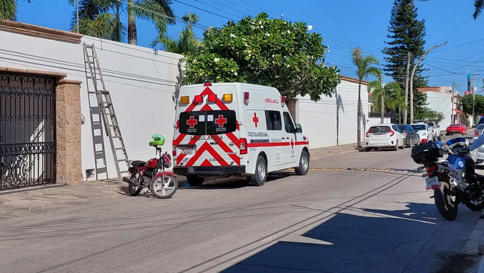 Camioneta de la Cruz Roja afuera de domicilio en Los Mochis