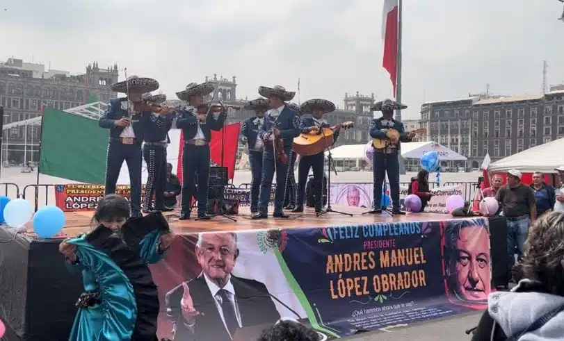 Celebran cumpleaños de AMLO en el Zócalo