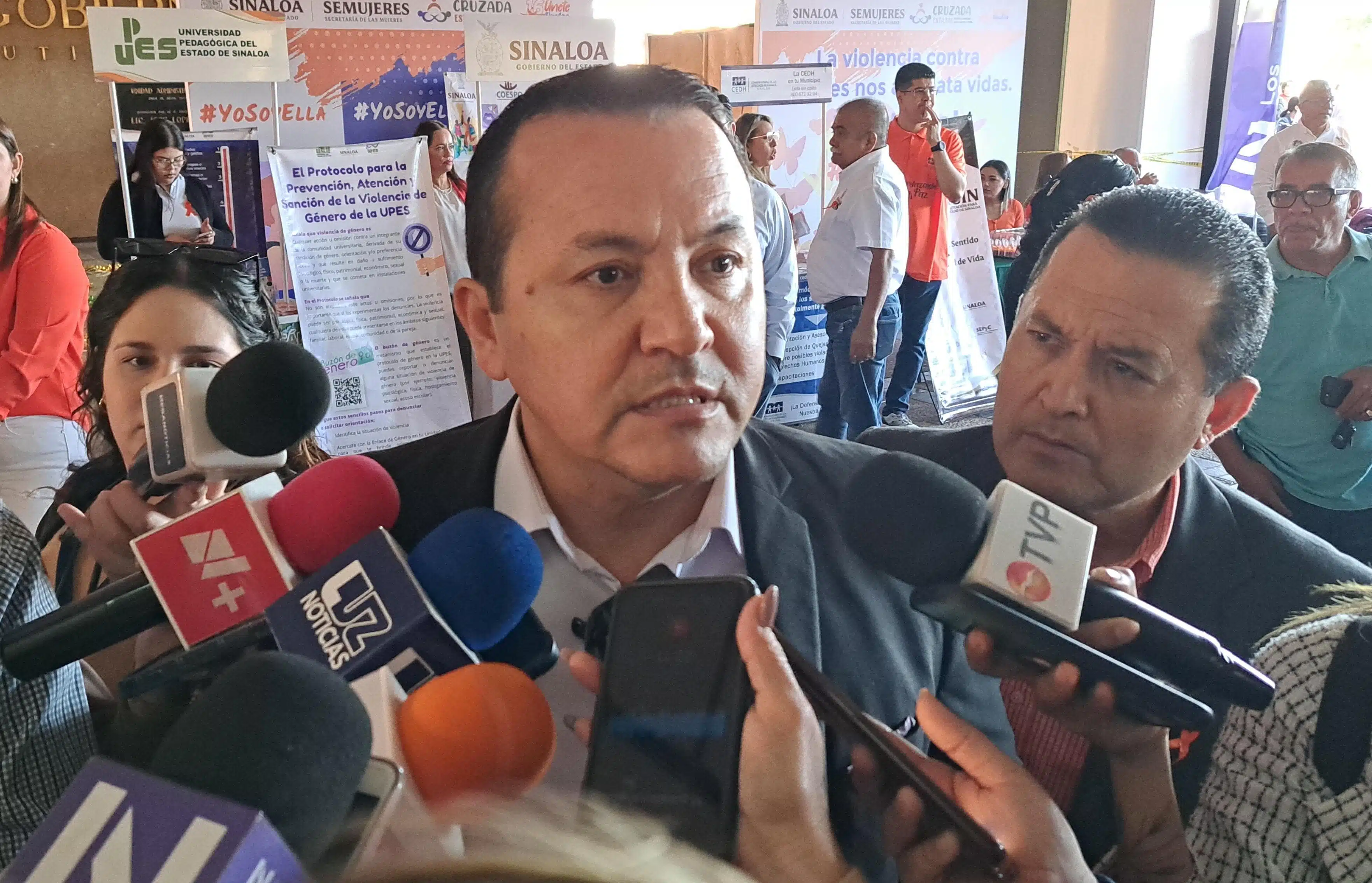 Vicefiscal Dámaso Castro Saavedra en entrevista con medios de comunicación en el Palacio de Gobierno