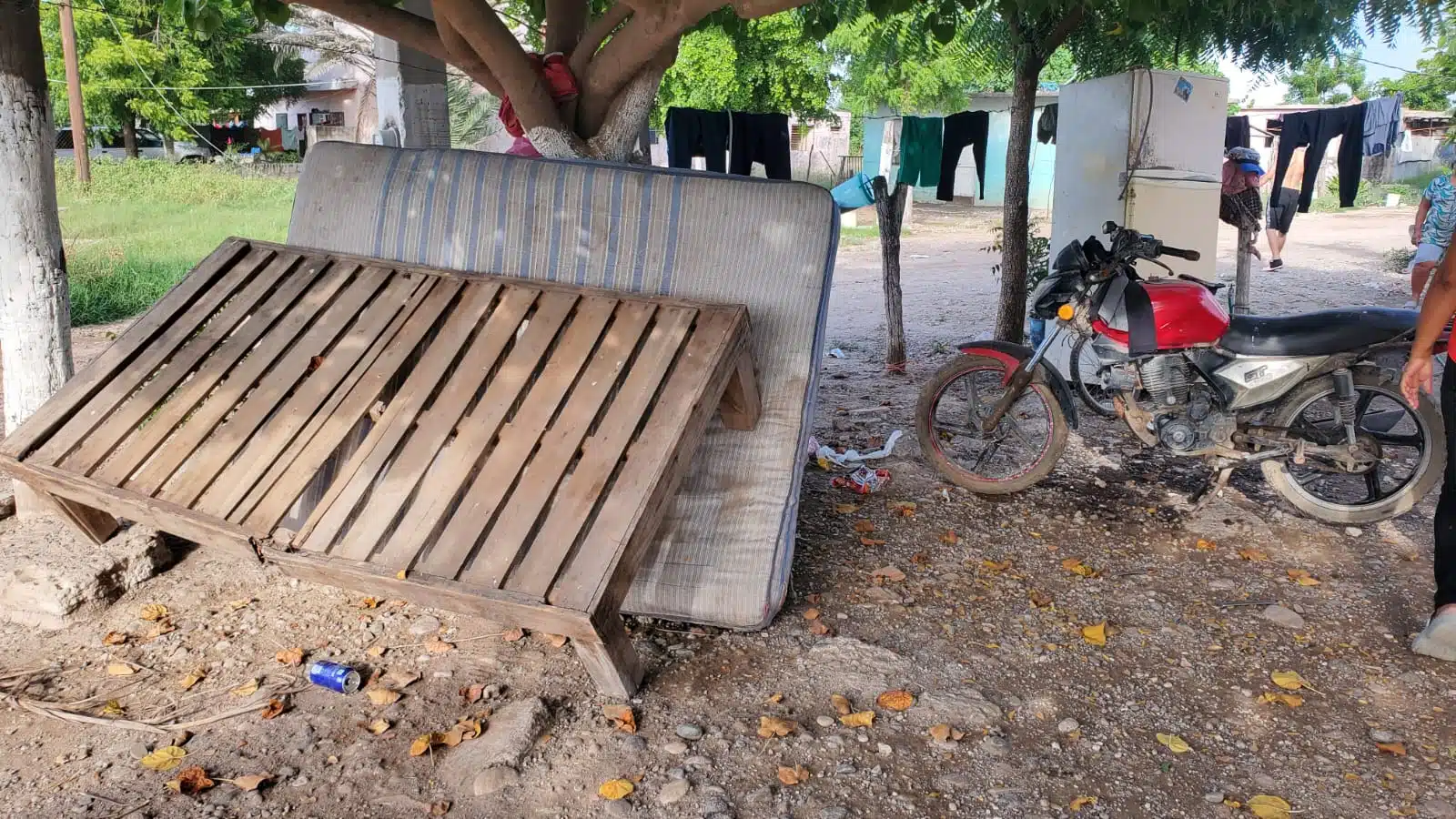 Los habitantes están trabajando arduamente para reconstruir sus vidas en medio de esta difícil situación.