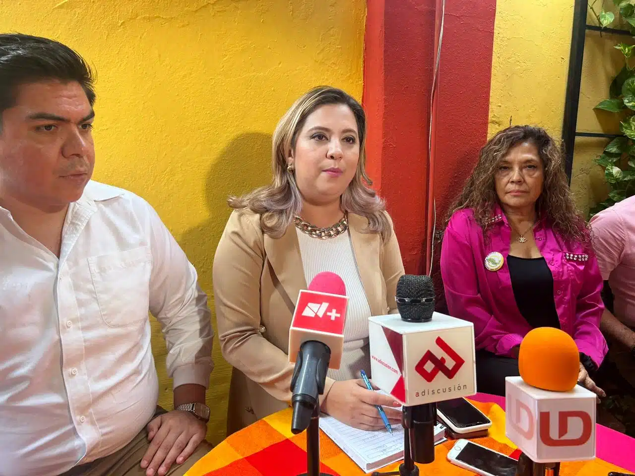 Danisa Flores Ojeda en rueda de prensa en Culiacán