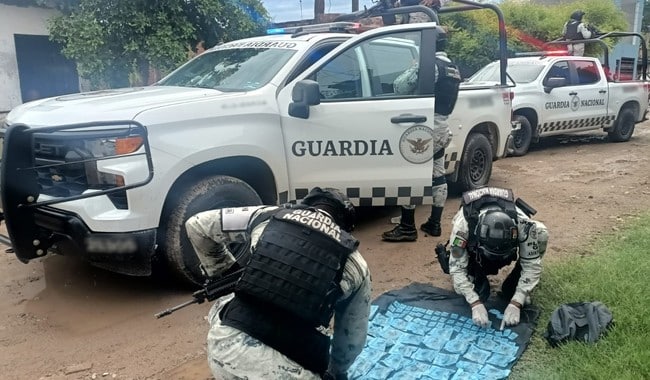 Guardias nacionales con droga decomisada