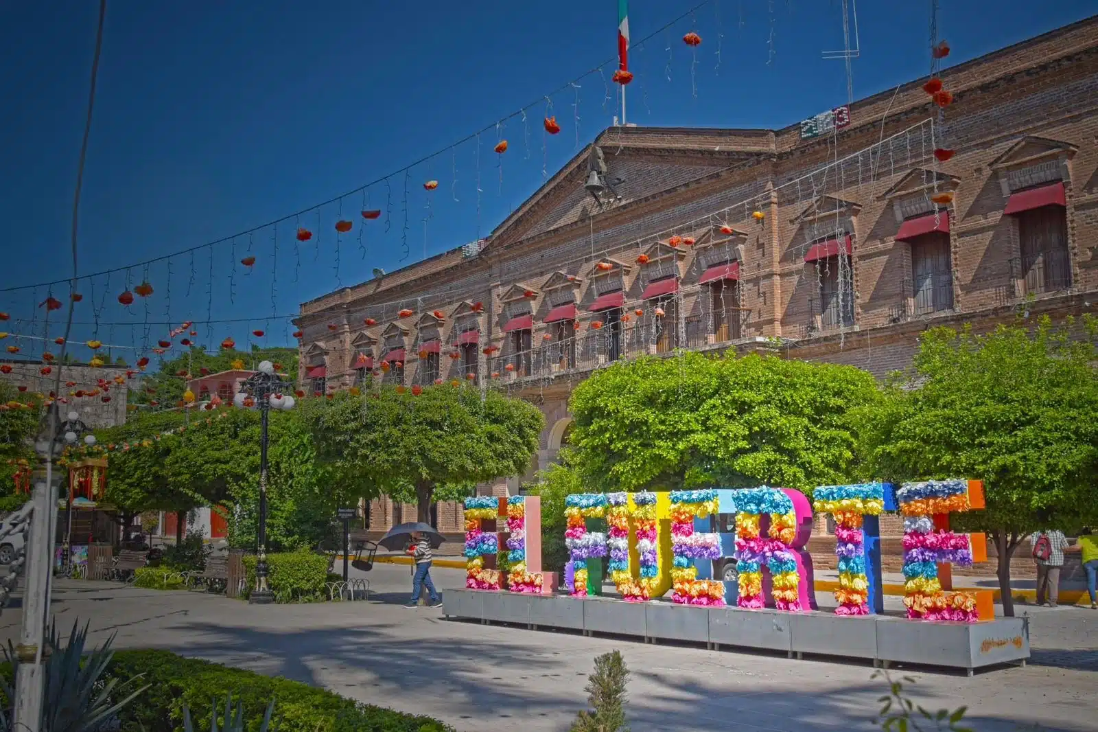 Decoración de letras de El Fuerte por el Calaca Fest 2023.