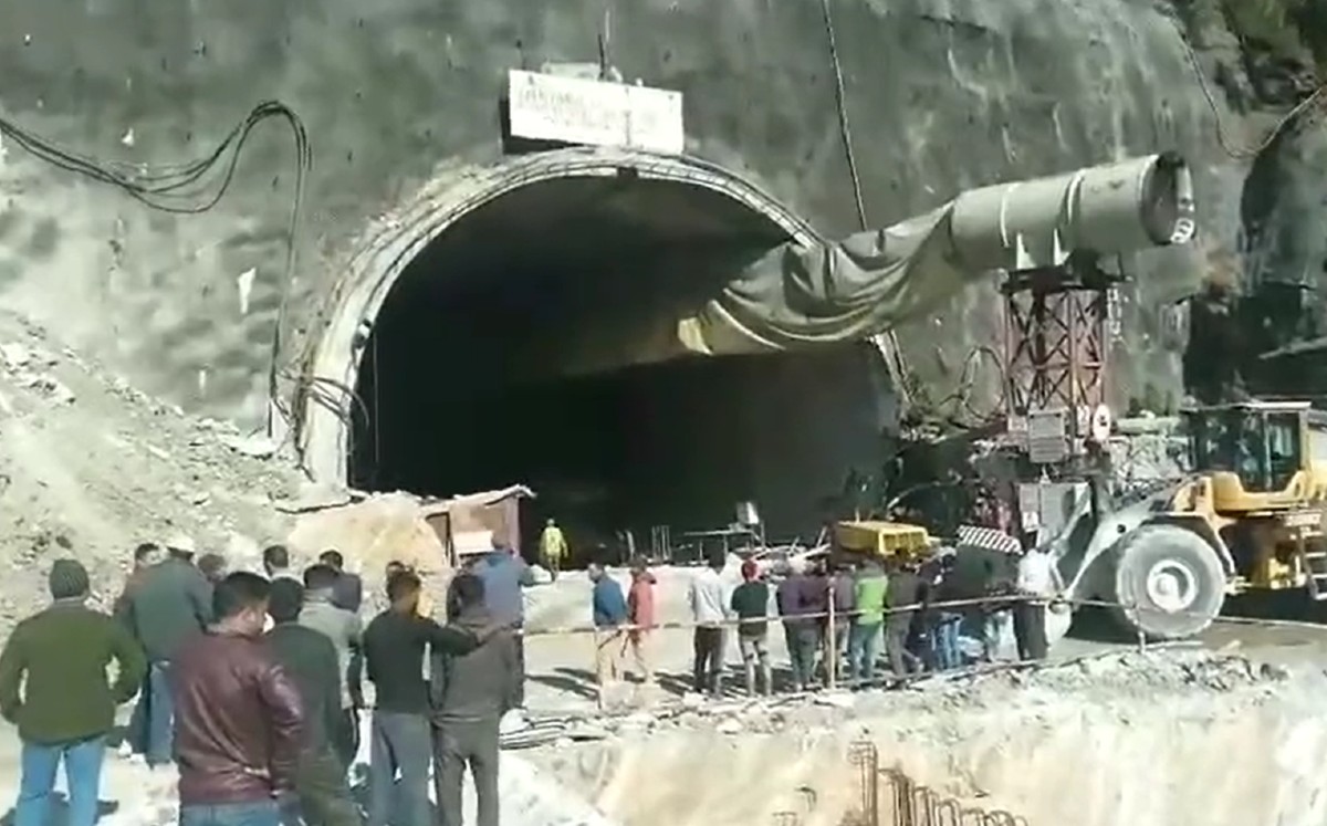 Derrumbe de túnel en India deja 40 obreros atrapados