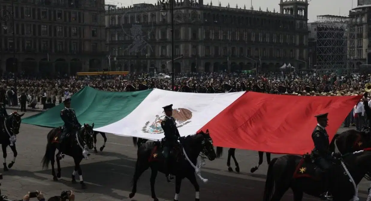 Uniformados del Ejército mexicano montados sobre caballos
