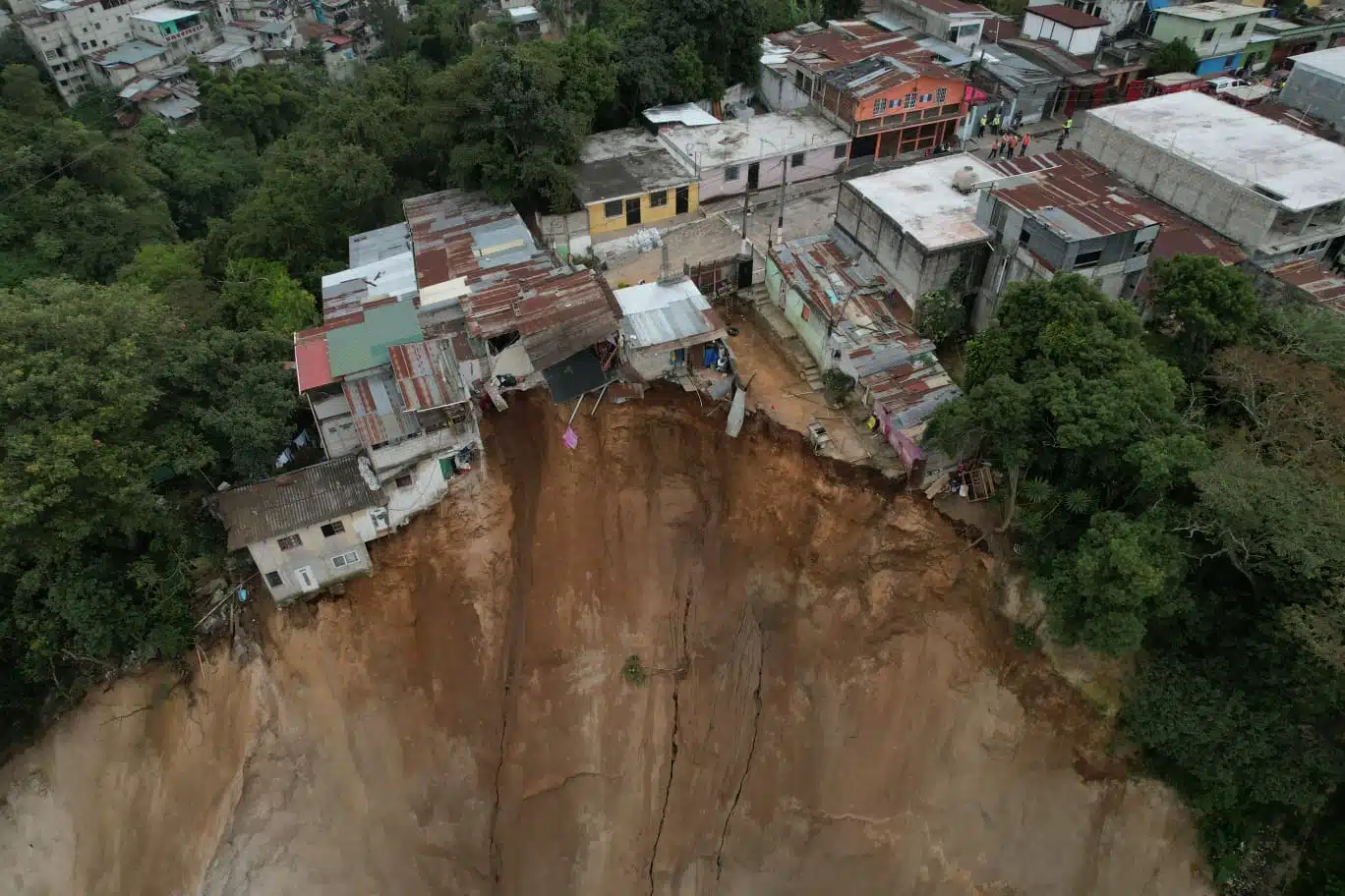 Desprendimiento de tierra deja 6 desaparecidos en Guatemala