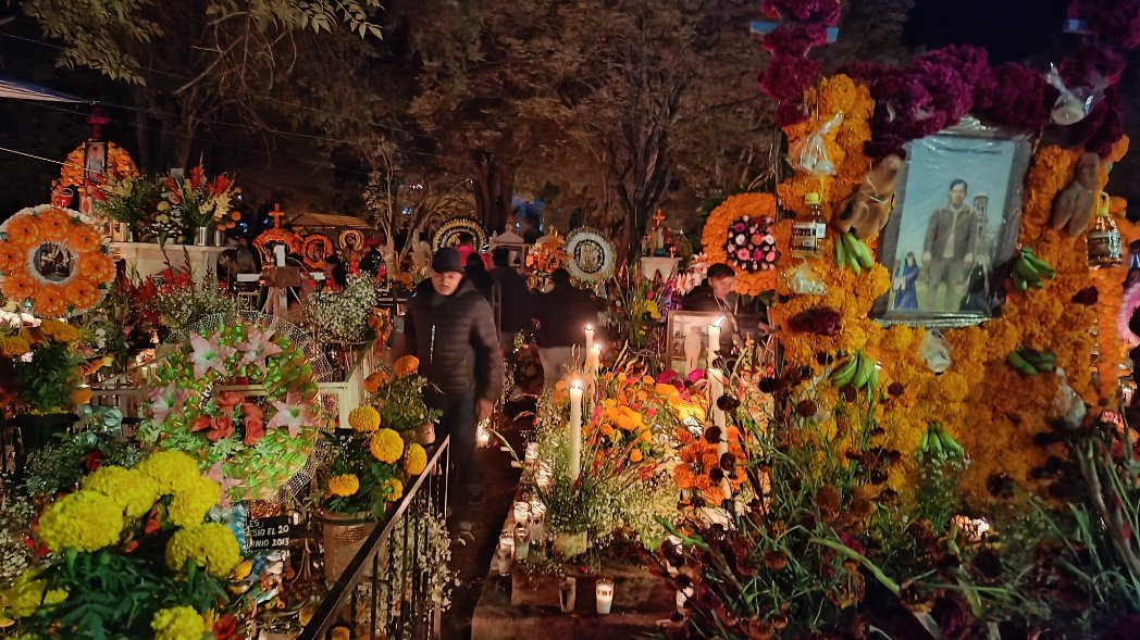 Denuncian falta de respeto de turistas en tradición de Día de Muertos
