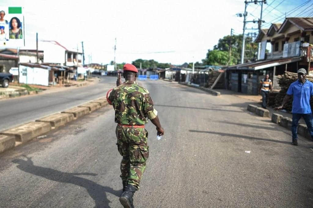 Dictan toque de queda en Sierra Leona tras balaceras al interior de cárceles