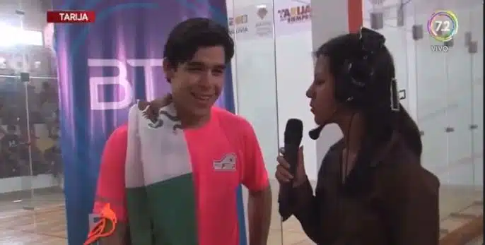 Diego Gastélum siendo entrevistado