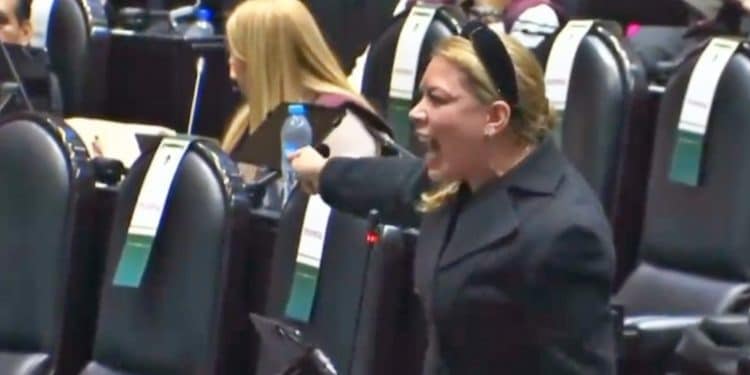 Momento en el que la diputada mostró su enojo