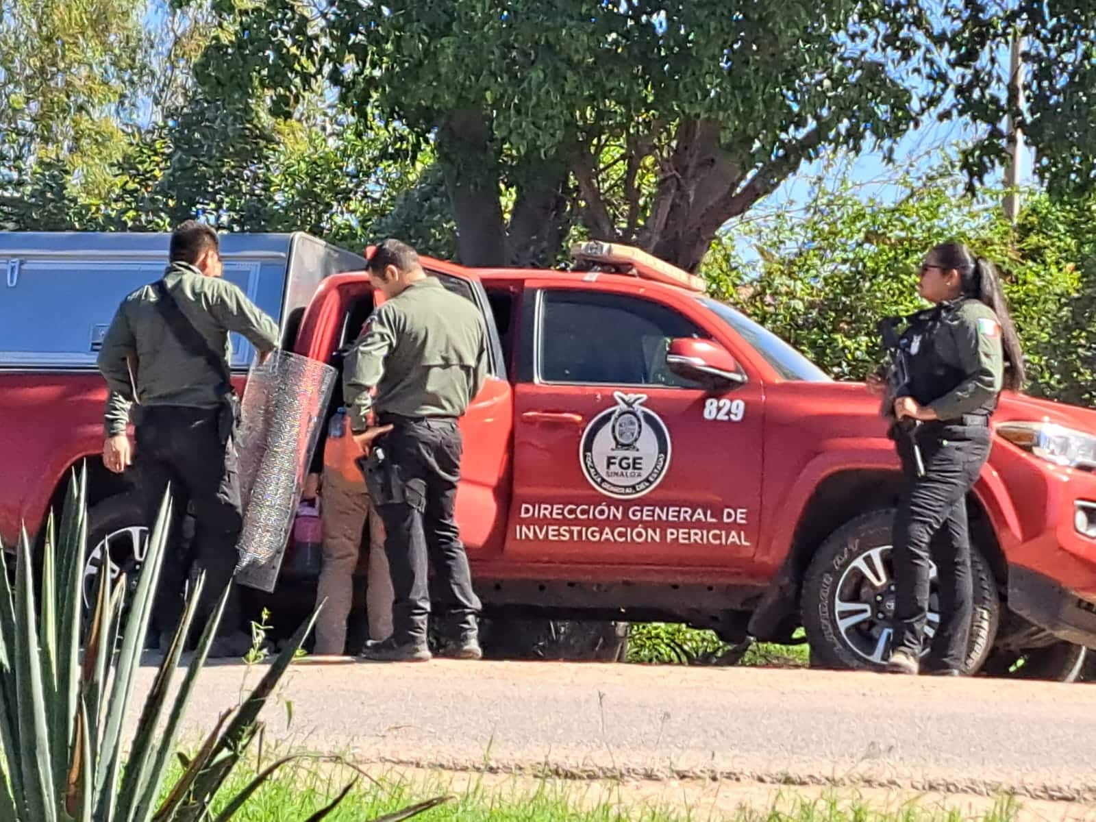 Agentes de la Policía de Investigación y peritos de la FGE en el lugar de los hechos.