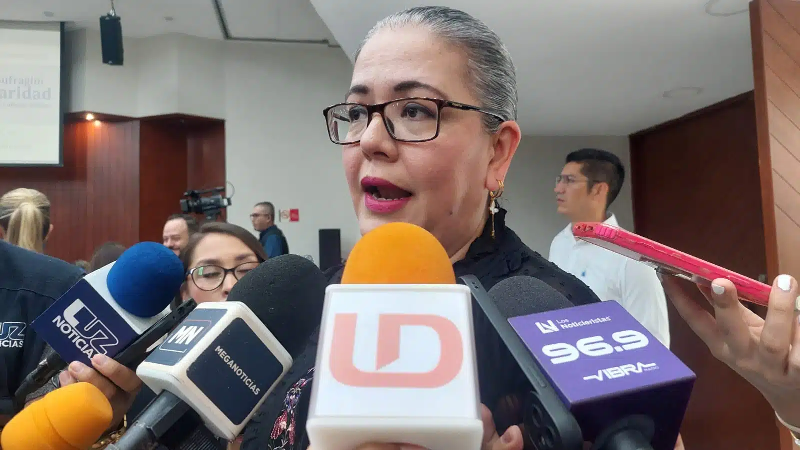 Graciela Domínguez Nava con medios de prensa