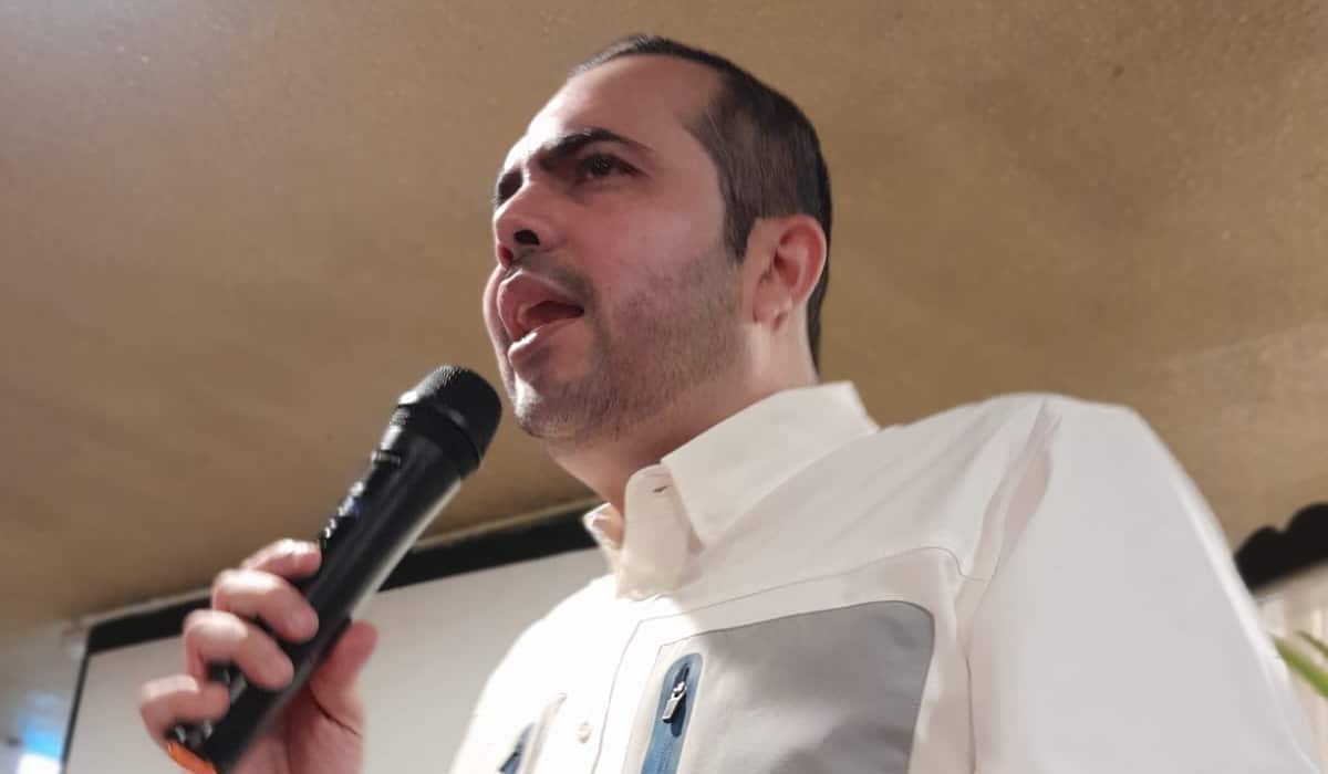 Édgar Adair Espinoza en conferencia de prensa