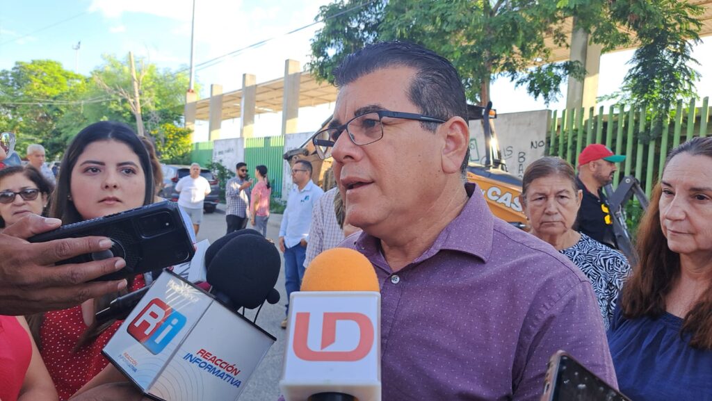 El alcalde Edgar González, puso en marcha la obra de rehabilitación del colector Estero