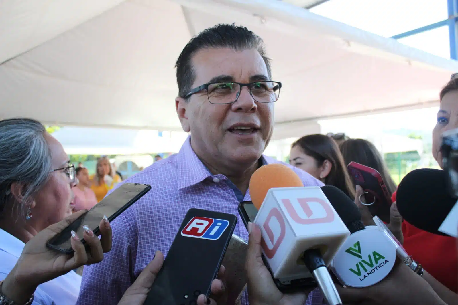 Édgar González Zatarain, alcalde de Mazatlán, en entrevista con medios de comunicación