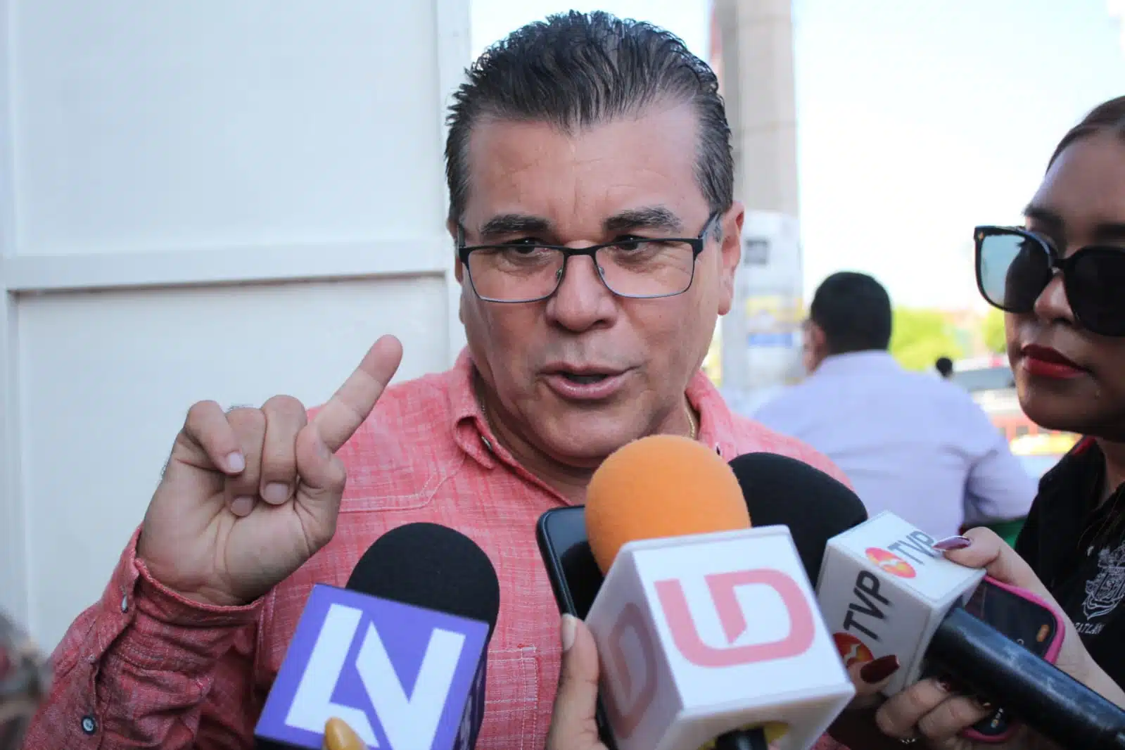 Édgar González Zataráin, alcalde de Mazatlán, en entrevista con medios de comunicación