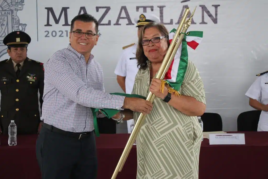 Édgar González Zataráin en una secundaria de Villa Unión