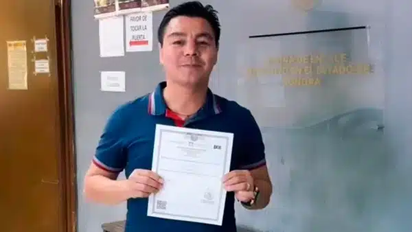 “El Travieso” Arce presume su certificado de prepa y cuenta qué carrera estudiará