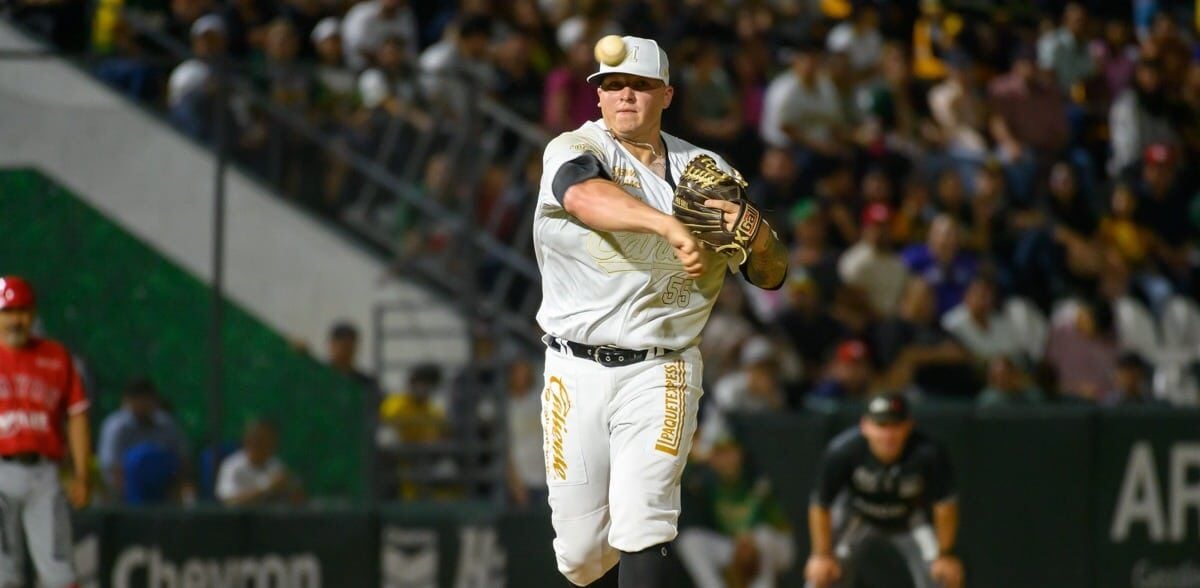 El estadounidense Nick Struck tira a primera base en el Chevron Park de los Cañeros