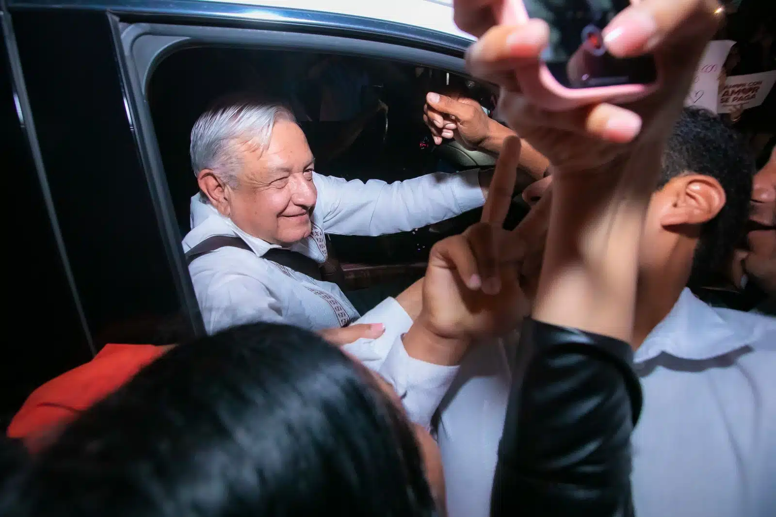 El presidente Andrés Manuel López Obrador saludando a seguidores en Culiacán