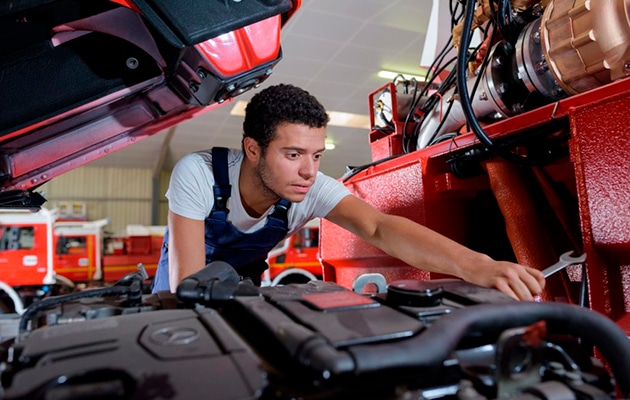 Hombre revisando auto
