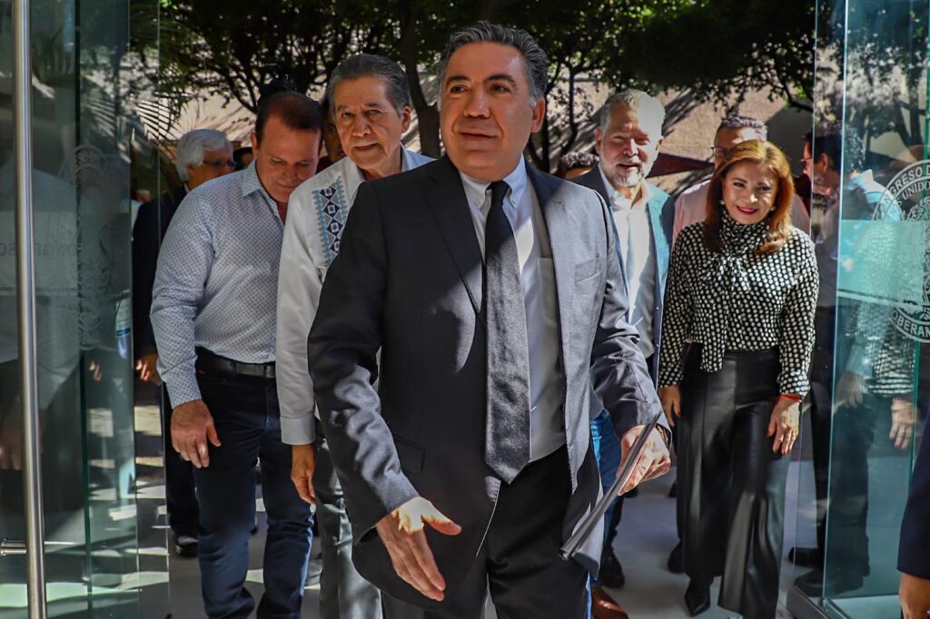 Enrique Inzunza Cázarez entrando al Congreso del Estado