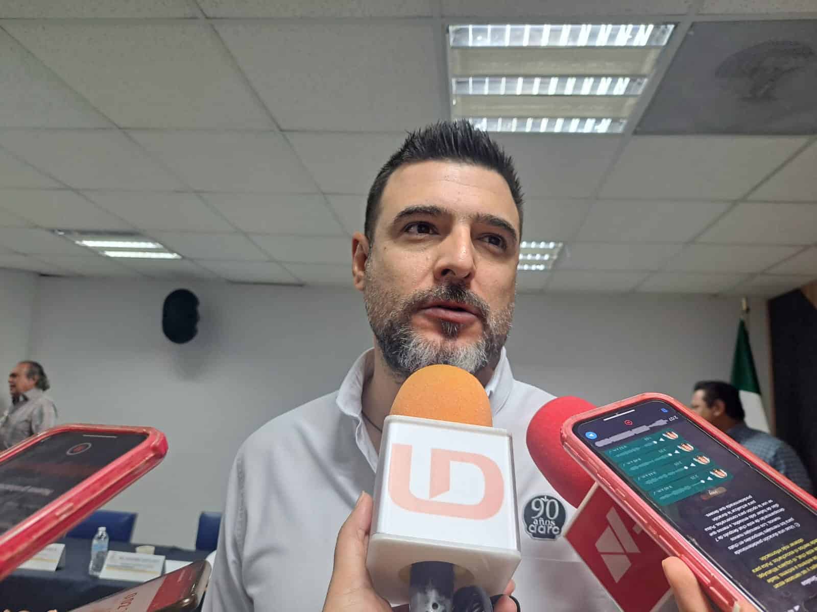 Enrique Rivera Echavarría con medios de prensa