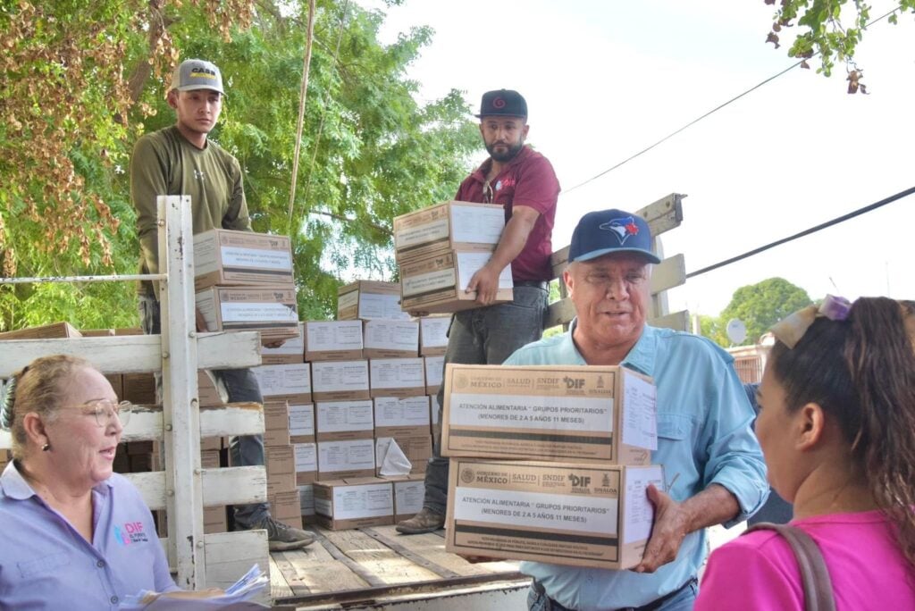 Entrega de despensas a familias de Chinobampo, Taxtes y La Genoveva en El Fuerte