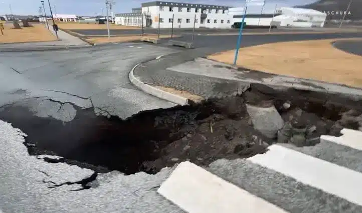 Erupción de volcán en Islandia agrieta principales carreteras