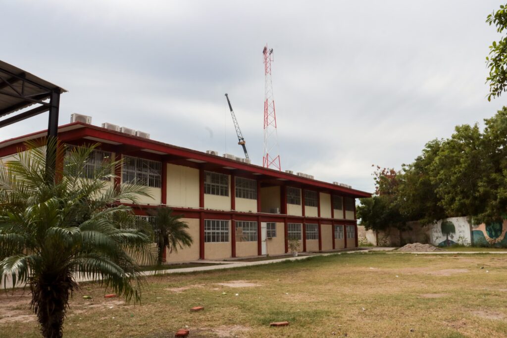 Antena instalada en la escuela secundaria número 94 ubicada en el fraccionamiento Nuevo Horizonte