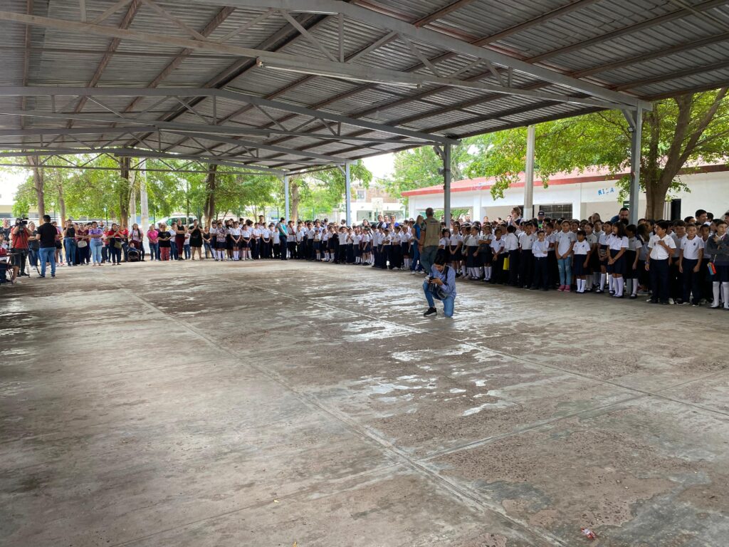 Autoridades limpiando una escuela en Ahome