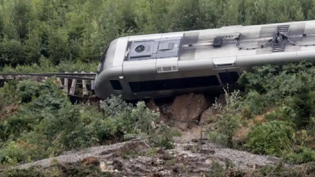 Estado de emergencia en Kentucky; se descarrila tren cargado con azufre