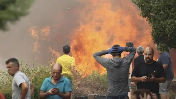 Evacuan a más de 800 personas por fuerte incendio en España