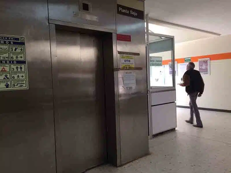 Exhiben falla en un elevador del IMSS en Nuevo León