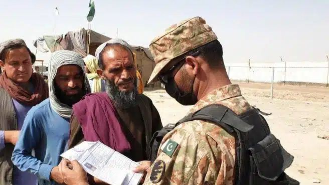 Expira plazo para que afganos sin documentos abandonen Pakistán
