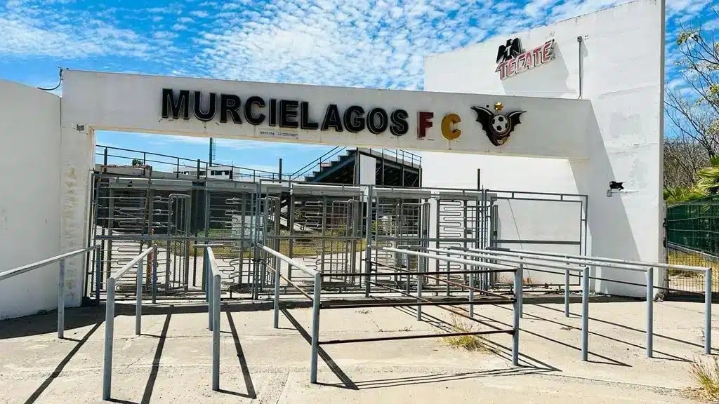 Fachada del acceso al estadio Centenario en Los Mochis