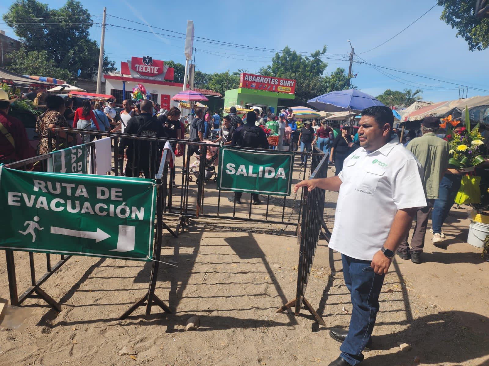 Familias visitan panteones por día de los muertos en Culiacán.